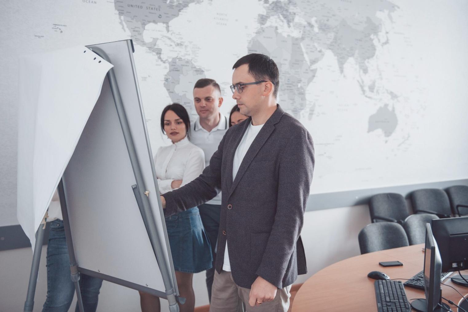 Workshop-Situation mit interaktiven Finanzübungen