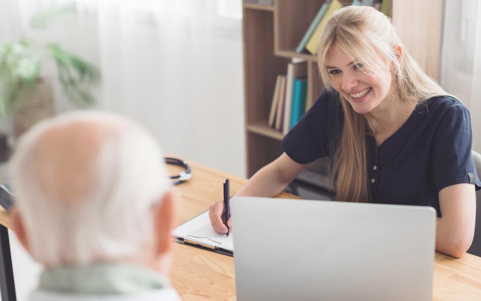 Teilnehmer arbeiten gemeinsam an Budgetplanung mit Laptops und Notizen