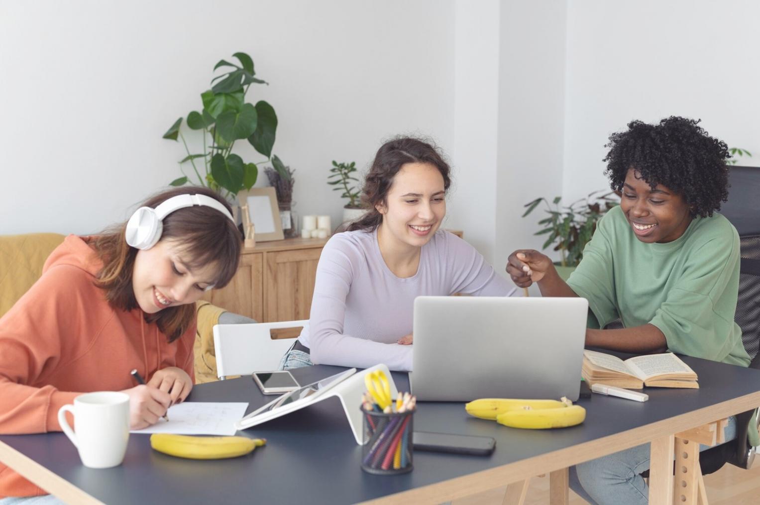Detailansicht von Finanzplanungsunterlagen und Taschenrechner auf dem Schreibtisch